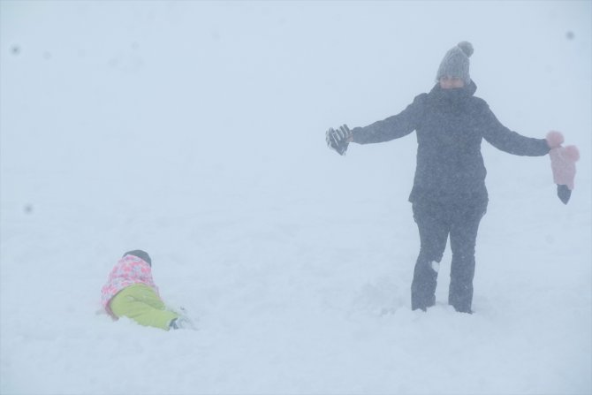 Uludağ'da geç gelen kar tatilcileri sevindirdi