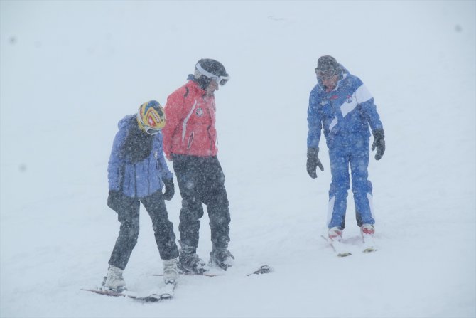 Uludağ'da geç gelen kar tatilcileri sevindirdi