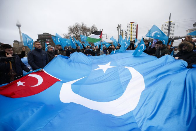 Çin'in Uygurlara yönelik baskı politikaları Berlin'de binlerce kişinin katılımıyla protesto edildi