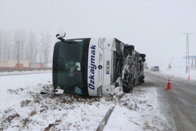 Karaman'da yolcu otobüsü devrildi: 22 yaralı