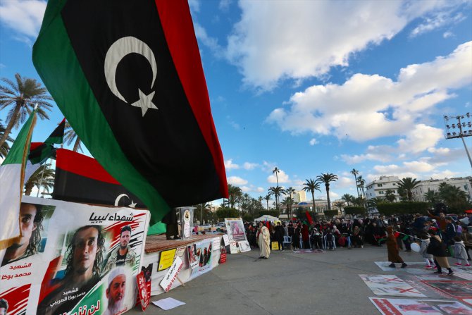Libya'da yüzlerce kişi Hafter'i protesto etti