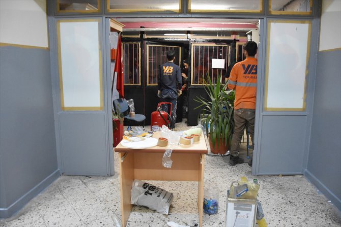 Fabrika genel müdürü, personeli ile Manisa Turgutlu'da okul boyadı
