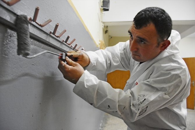 Fabrika genel müdürü, personeli ile Manisa Turgutlu'da okul boyadı