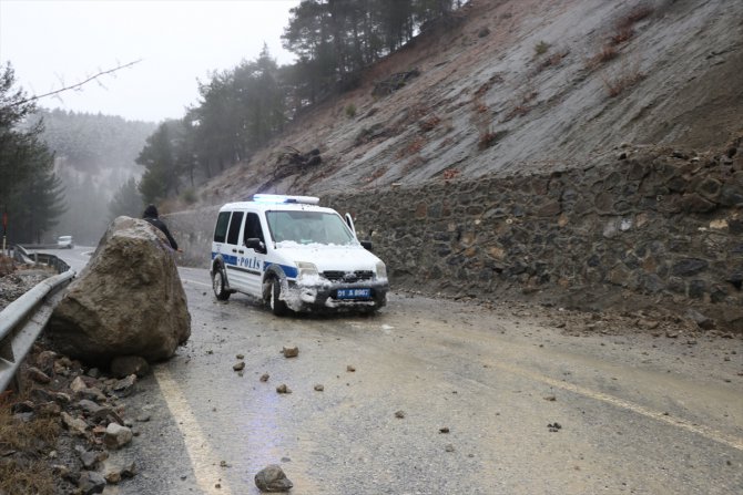 Adana-Mersin kara yoluna düşen kaya parçası ulaşımı aksattı