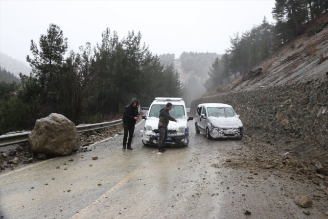 Adana-Mersin kara yoluna düşen kaya parçası ulaşımı aksattı