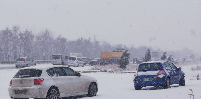 Bilecik ve Kütahya'da kar yağışı ulaşımda aksamalara yol açıyor