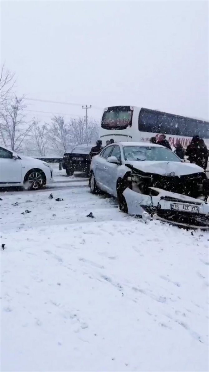 Bilecik ve Kütahya'da kar yağışı ulaşımda aksamalara yol açıyor