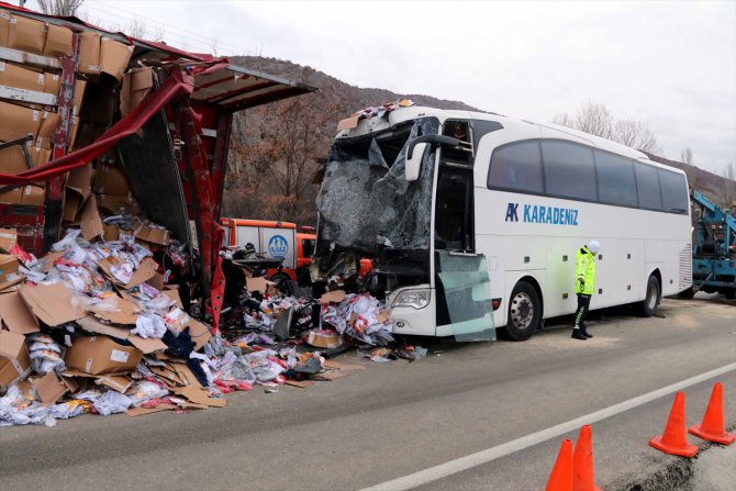 Çankırı'da yolcu otobüsü ile tır çarpıştı: 22 yaralı