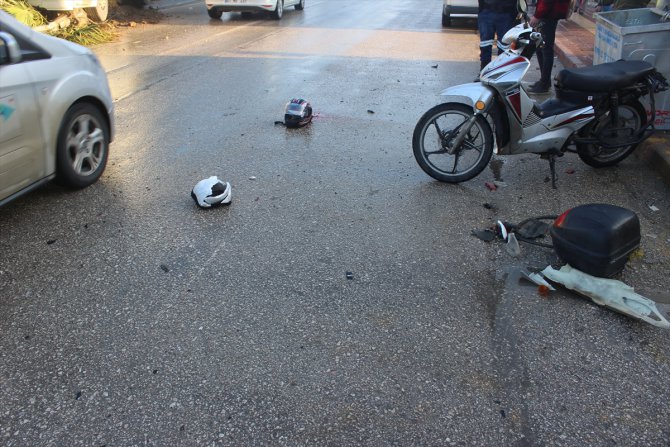 Çöp yüklü tırın çarpmasıyla devrilen aydınlatma direği motosikletliyi yaraladı