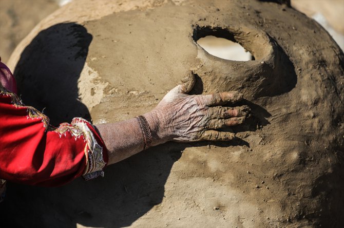 Gazzeli ninenin emektar elleri, ekmeğini çamurdan çıkarıyor