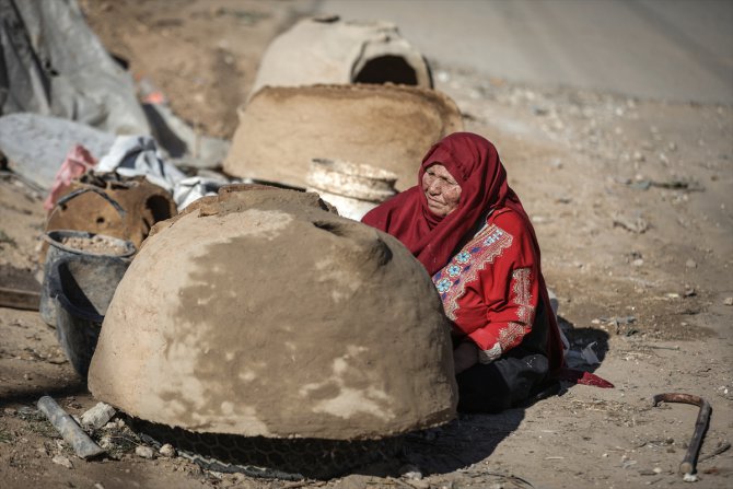 Gazzeli ninenin emektar elleri, ekmeğini çamurdan çıkarıyor