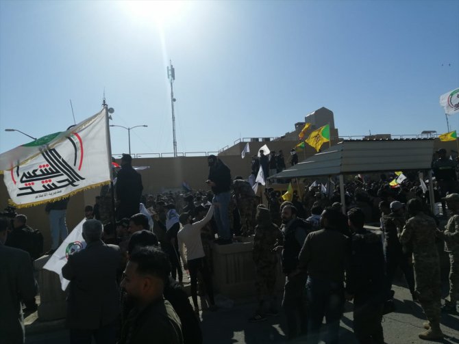 Irak'taki Haşdi Şabi taraftarları ABD'nin Bağdat Büyükelçiliği'ne girmeye çalışıyor