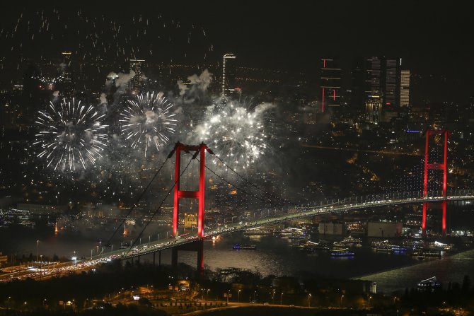 İstanbul yeni yıla "ışıl ışıl" girdi