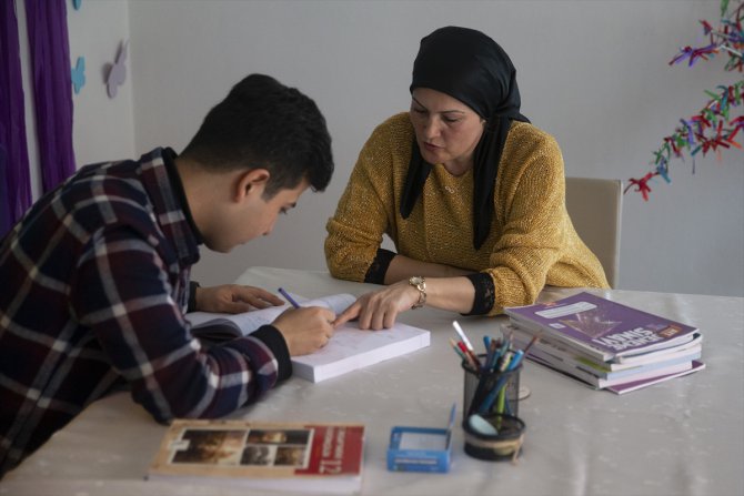 Yunanistan'a kaçmak isterken yakalanan Afgan genç doktor olmak istiyor