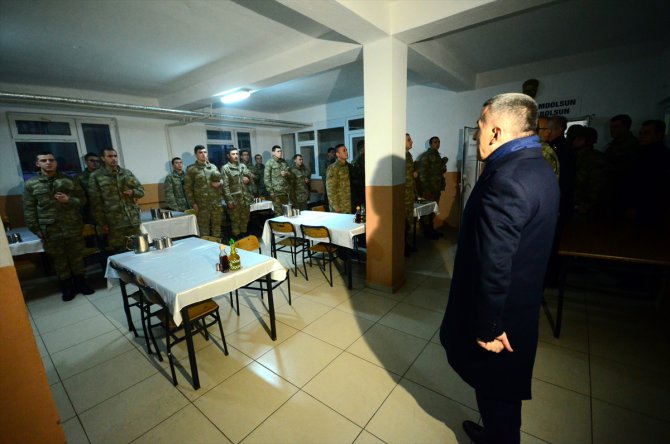 Kırklareli Valisi Bilgin, Bulgaristan sınırında nöbet tutan Mehmetçiği ziyaret etti