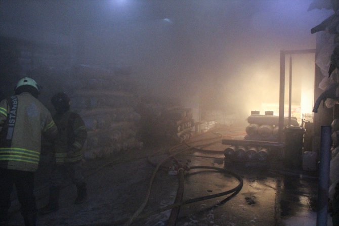 Arnavutköy'de kumaş fabrikasında yangın