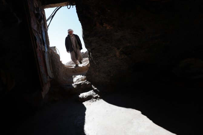 İsrail'in evlerini yıktığı Filistinliler, mağaraları mesken tuttu