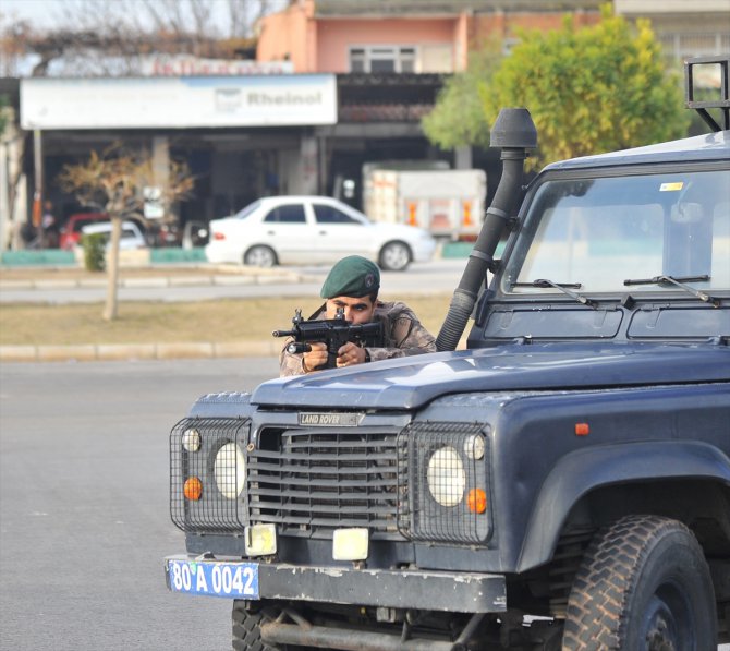 Osmaniye'de özel harekat polislerinden gerçeğini aratmayan rehine kurtarma tatbikatı