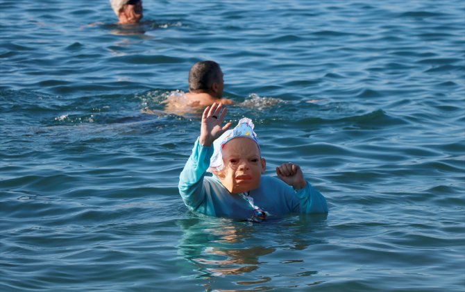 Yardıma muhtaç çocuklar için kostümlerle denize girdiler