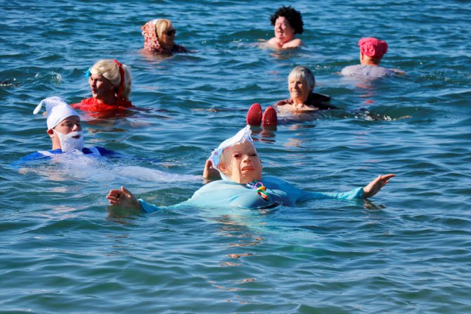 Yardıma muhtaç çocuklar için kostümlerle denize girdiler