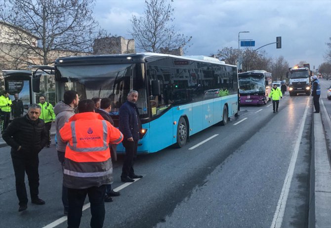Zeytinburnu'nda durağa yanaşan otobüsler çarpıştı: 7 yaralı