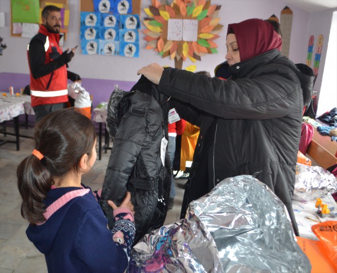 Afyonkarahisar'da sağlık çalışanlarından ilkokul çocuklarına mont ve bot hediyesi