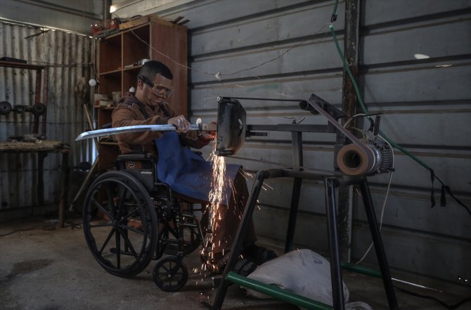 İsrail'in tekerlekli sandalyeye mahkum ettiği Filistinli, kendisini rehabilite ediyor