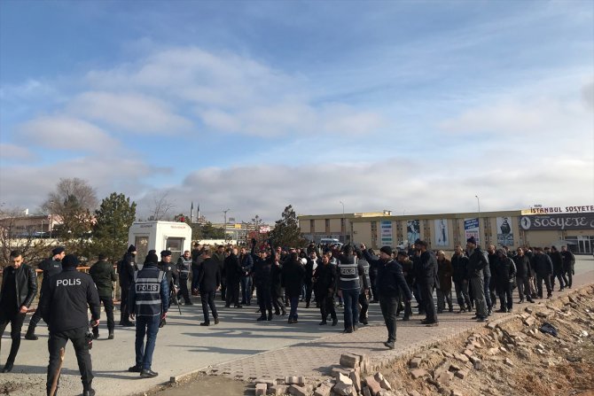 Konya'da yol kapatmak isteyen nakliyecilere polis müdahale etti