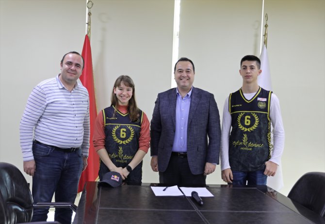 Milli cimnastikçi Ayşe Begüm Onbaşı, Akhisar Belediyespor'a transfer oldu