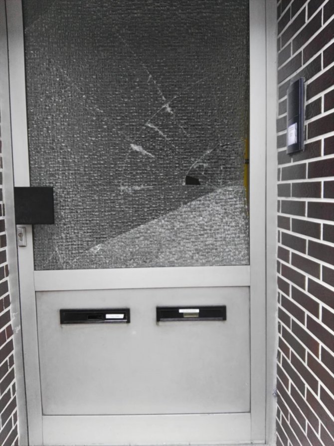 Almanya'da saldırı düzenlenen caminin kapısı kırıldı