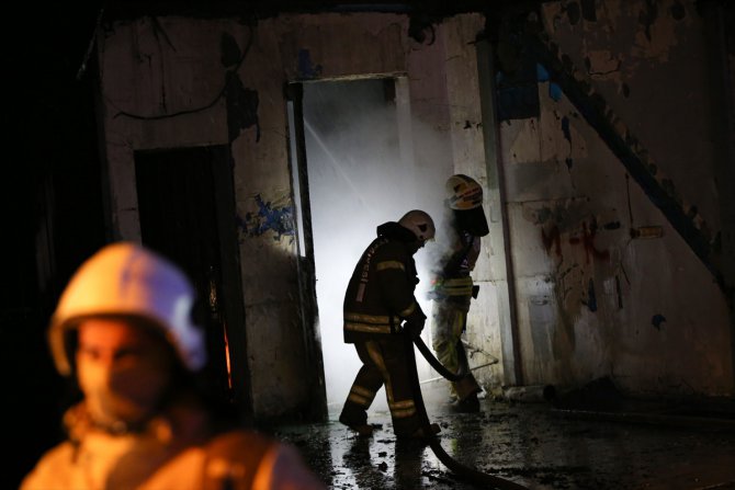Bakırköy'de metruk binada çıkan yangın söndürüldü