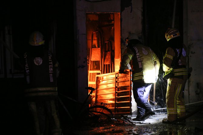 Bakırköy'de metruk binada çıkan yangın söndürüldü