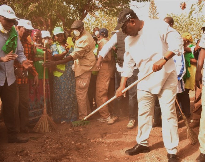 Senegal Cumhurbaşkanı elinde süpürgeyle sokak temizledi