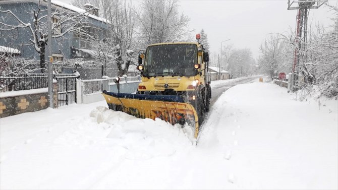 İzmir'in yüksek kesimlerinde kar yağışı etkili oldu
