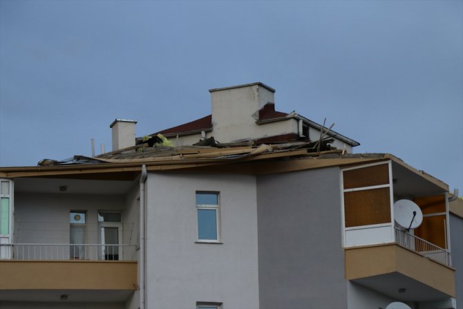 Kayseri'de kuvvetli rüzgar çatıları uçurdu