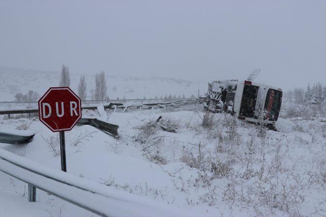 GÜNCELLEME - Kütahya'da yolcu otobüsü devrildi: 21 yaralı