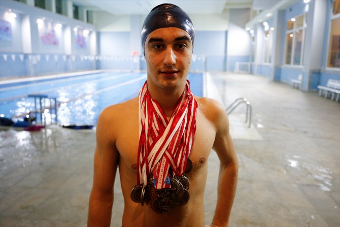 Türkiye rekortmeni yüzücü madalyaya doymuyor