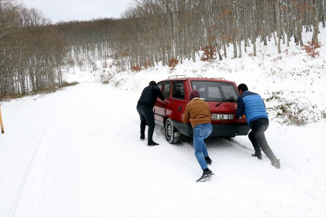 Kırklareli'nde kar nedeniyle kapanan yollar ulaşıma açıldı