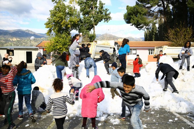 Aydın'da ilkokul öğrencileri okul bahçesine taşınan karla sevindi