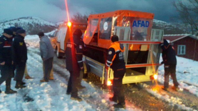 Aydın'da traktörü kara saplanan kişi 4 saat sonra kurtarıldı