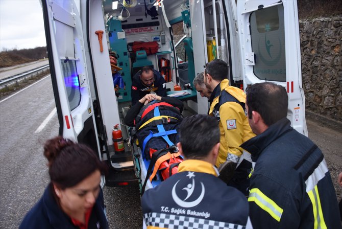 Bartın'da istinat duvarına çarpan otomobildeki 4 kişi yaralandı