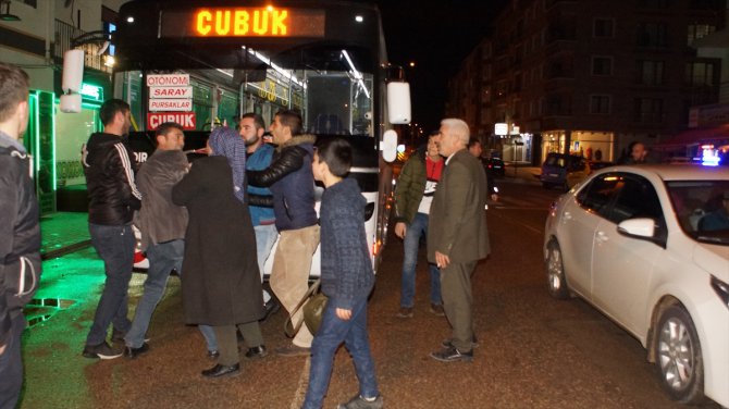 Çubuk'ta özel halk otobüsünün çarptığı 2 kişi yaralandı