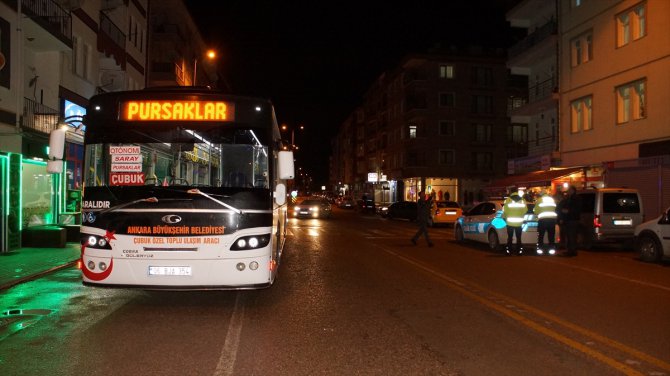 Çubuk'ta özel halk otobüsünün çarptığı 2 kişi yaralandı