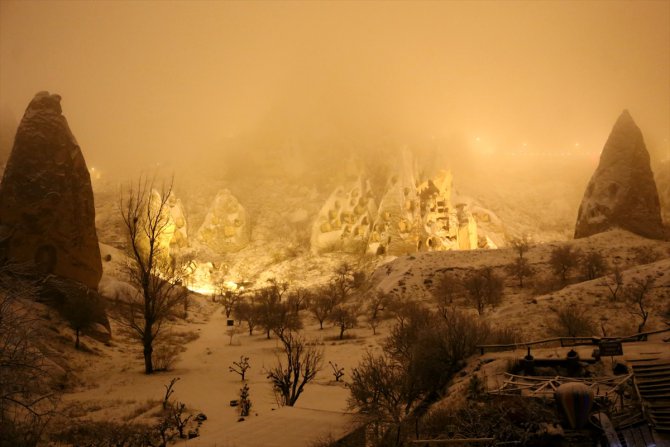 Kapadokya'da kar güzel görüntü oluşturdu
