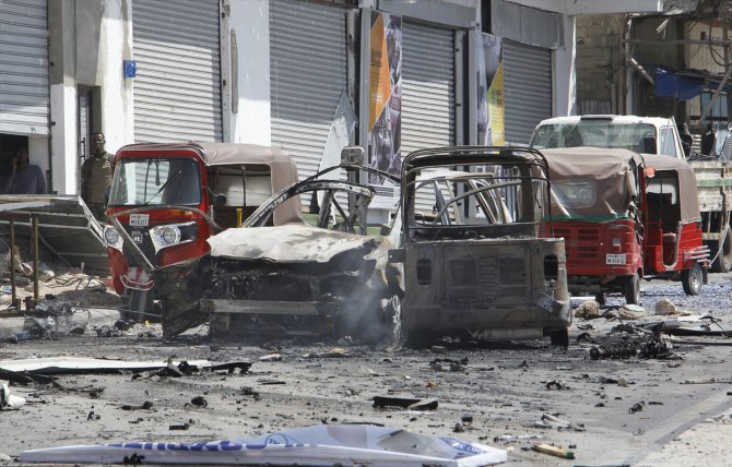 GÜNCELLEME 2 - Somali'de meclis binası yakınında bombalı saldırı