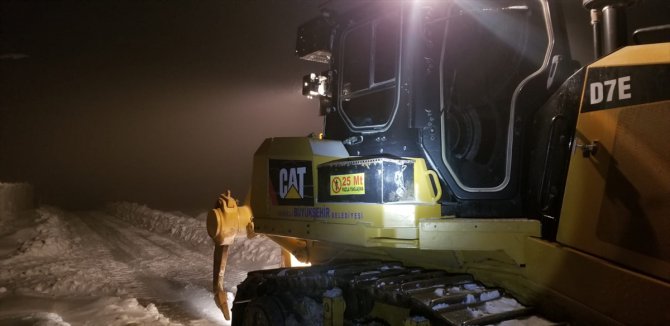 Aydın'da karda mahsur kalan 2 teknisyen kurtarıldı