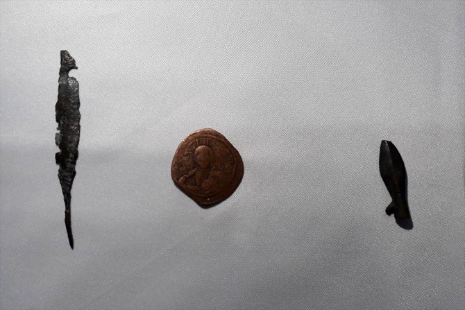 Elazığ'da 460 tarihi sikkeyi satmak isteyen iki şüpheli yakalandı