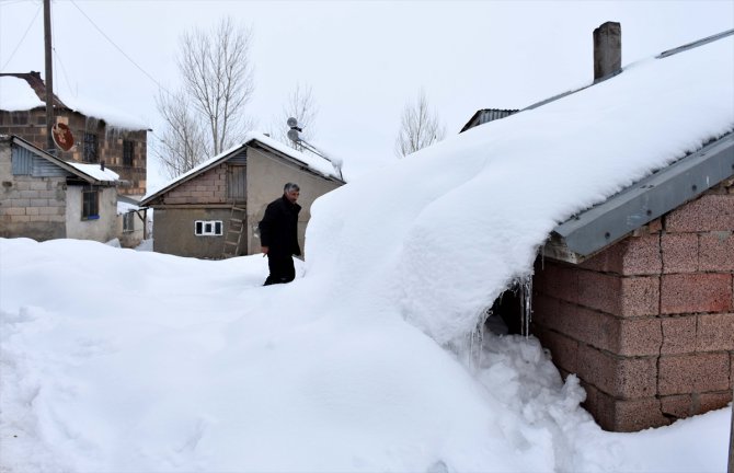 Muş'ta bazı köylerdeki tek katlı evler karla kaplandı