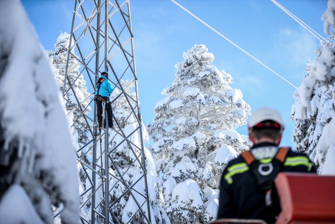 Uludağ'da "kesintisiz enerji" için elektrik dağıtım personelinin zorlu kış mesaisi