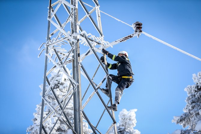 Uludağ'da "kesintisiz enerji" için elektrik dağıtım personelinin zorlu kış mesaisi